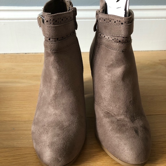 NWT Top Moda “The Nicole Bootie” Suede Ankle Booties in Taupe - Picture 4 of 7